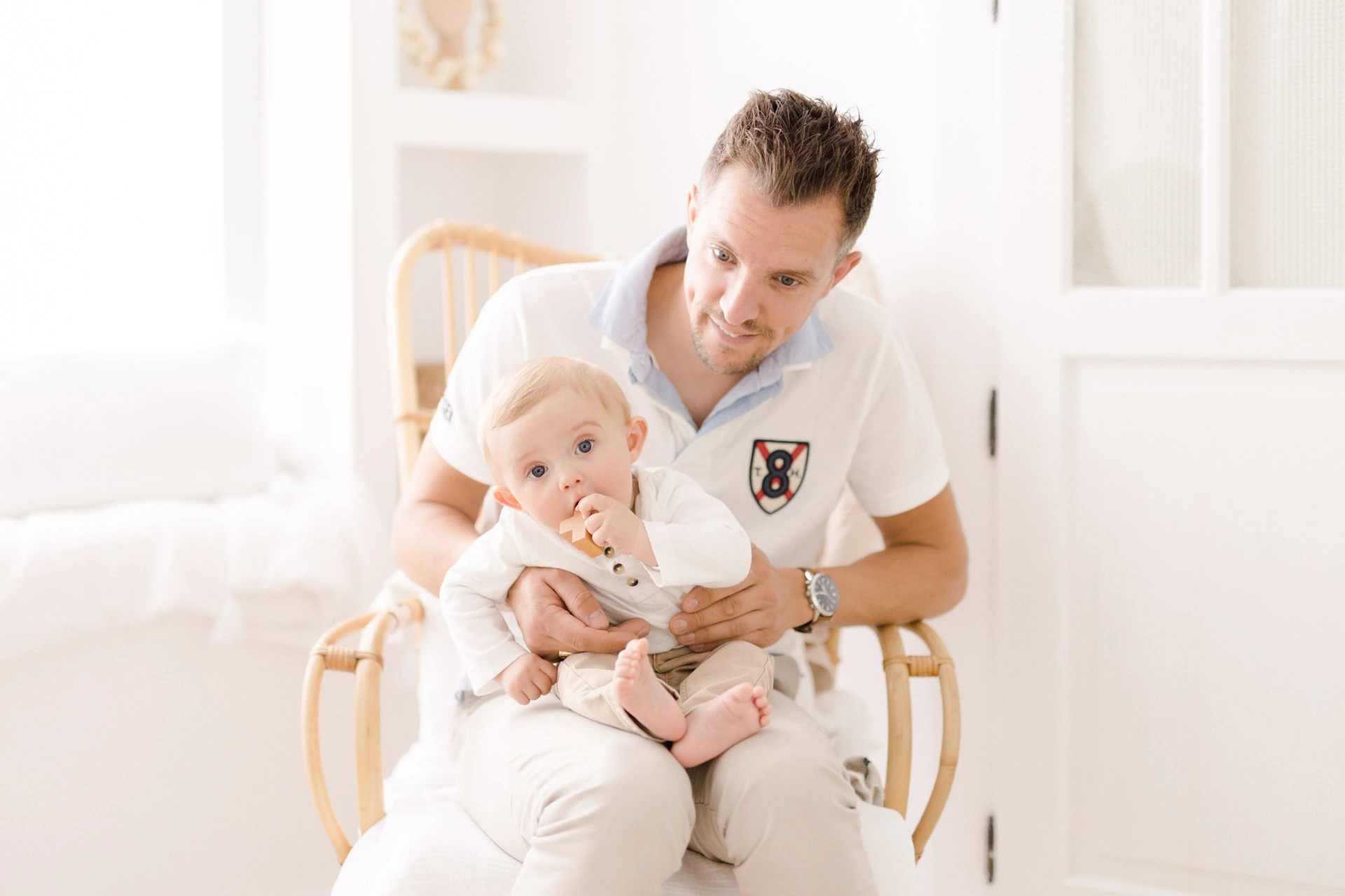 sourire bonheur enfant beige gris